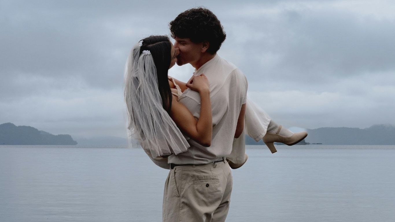 Mariana y Gabriel abrazados